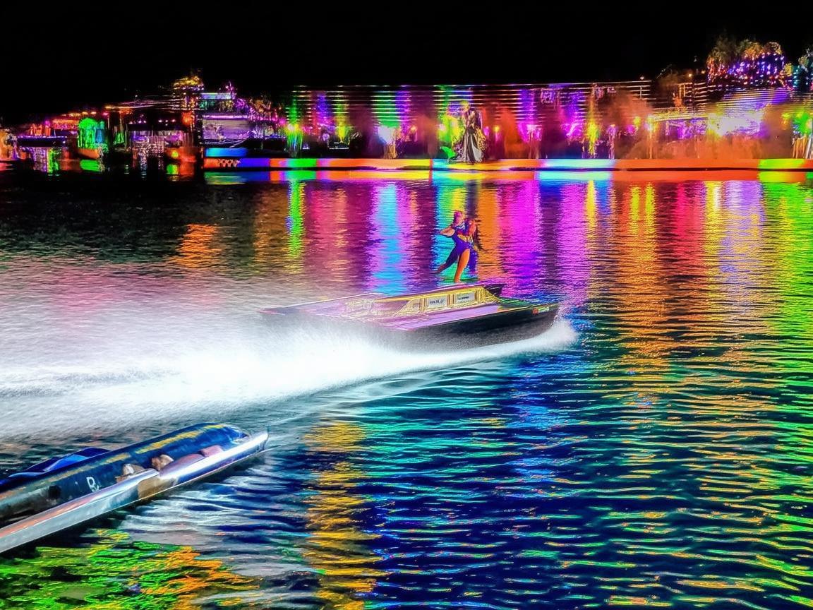 摩托艇，水上舞台的激情舞者